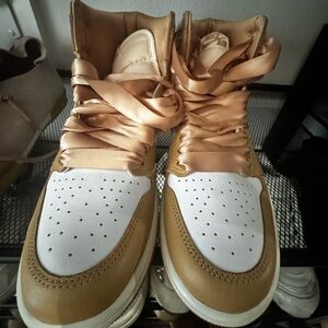 Women’s Nike Air Jordan 1 Retro High OG 'Praline' New